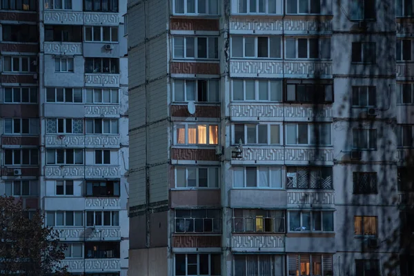 Luce Una Finestra Appartamento Edificio Più Piani Durante Blackout Rotolamento — Foto Stock