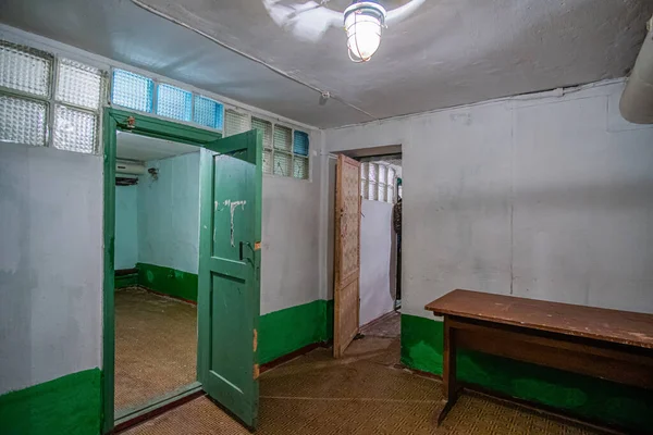1980年代または地下室の古い地下爆弾の避難所の空の内部 — ストック写真