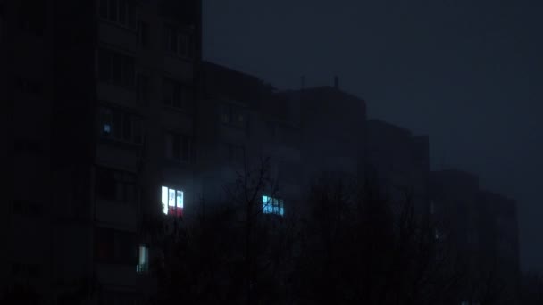 Světlo Jednom Okně Bytové Multistorejské Budově Mlze Při Výpadku Elektřiny — Stock video