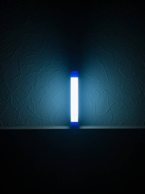 Karanlıkta dairede soğuk LED yedek acil durum ışığı..