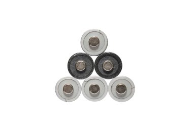 Beyaz zemin üzerinde izole edilmiş siyah beyaz AA batarya piramidi.