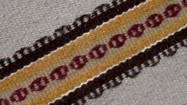 橙色灰色编织的传统乌克兰地毯对角线顶部视图 — 图库视频影像
