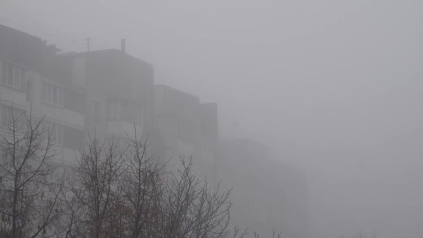 Высотные Жилые Дома Тумане Темноте Мрачный Осенний Пейзаж Конец Света — стоковое видео