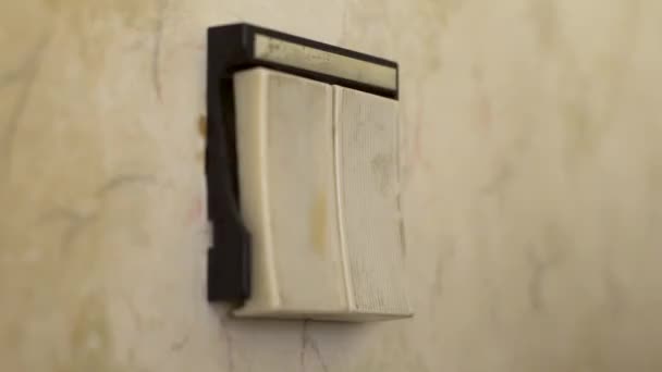 Alternar Velho Interruptor Plástico Vintage Uma Antiga Parede Abandonada Com — Vídeo de Stock