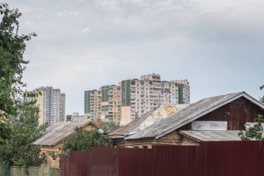 Eski prefabrik beton apartman çok katlı evler. Önünde boş yerler ve özel evler var. Kyiv, Ukrayna.