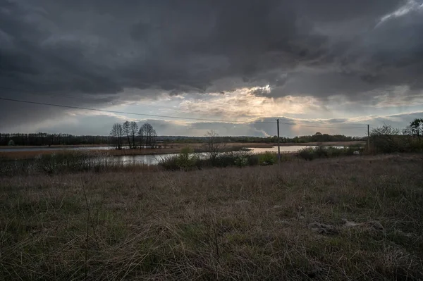 太陽の光が差し込むドニプロ川の上に濃い雲 ウクライナのドニプロ川 — ストック写真