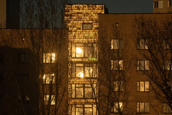Alte Mehrstöckige Häuser Mit Glasierten Kacheln Die Wie Goldene Kacheln — Stockfoto