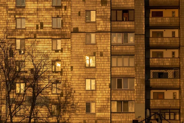 건물들은 유약으로 타일들로 타일들이 황금빛 타일처럼 보인다 우크라이나 키예프 — 스톡 사진