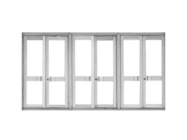 Beyaz arka planda cam pencereli modern alüminyum kapılar..