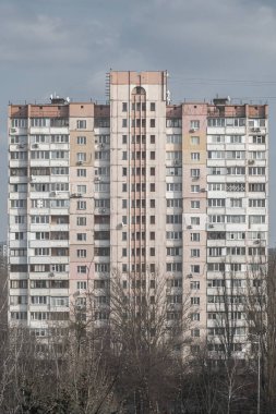 16 katlı eski prefabrik apartman dairesi..