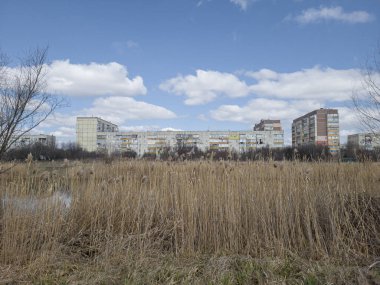 Nehrin kıyısındaki prefabrik beton binalar. Pereyaslav, Ukrayna.