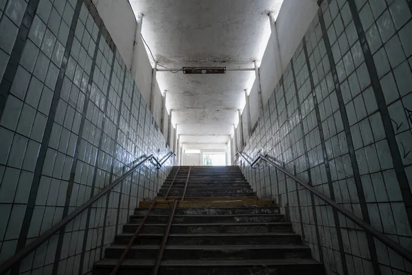 階段を上ると古い空の捨てられた汚い地下道 — ストック写真