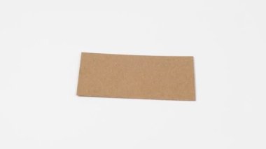 Beyaz bir arkaplanda izole edilmiş kartvizit ya da banka kartı biçimindeki karton klasör.