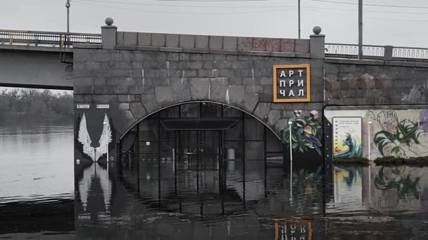 Kyiv Kentindeki Dnipro Setinin Yaya Kısmı Yağmurlar Nedeniyle Sular Altında — Stok video