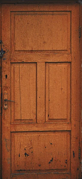 Старая Потрепанная Коричневая Деревянная Дверь — стоковое фото