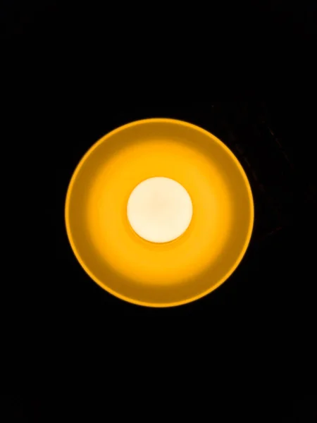 Теплый Оранжевый Светодиодная Лампа Потолке Темном Фоне Центре Рамки Вид — стоковое фото