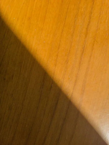 Diagonal Solstråle Den Lackerade Träbrädan Ett Gammalt Bord — Stockfoto