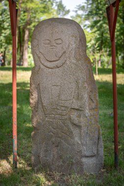 İskitliler Orta Dinyeper Bölgesi Halk Mimarisi ve Yaşamı Müzesi 'nde Kurgan Stelae' yi taşladılar. Pereyaslav, Ukrayna.