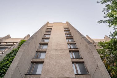 Taras Shevchenko Ulusal Üniversitesi 'nin modernist binası. Modernizm tarzında eskimiş gri beton binalar. KYIV, UKRAINE - HAZİRAN, 2020