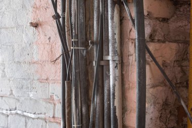 Evin duvarındaki eski kablolar boşmuş, yakın plan..