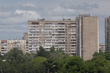Sıcak bir yaz gününde, çok katlı Sovyet Panelevi 'nin aşırı kalabalık, pejmürde apartmanlarına benziyorlar..
