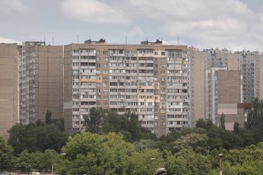Sıcak bir yaz gününde, çok katlı Sovyet Panelevi 'nin aşırı kalabalık, pejmürde apartmanlarına benziyorlar..