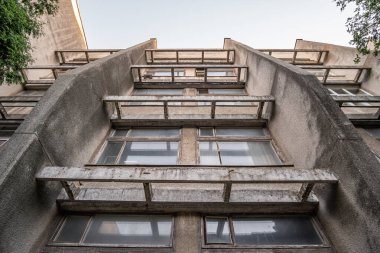 Taras Shevchenko Ulusal Üniversitesi 'nin modernist binası. Modernizm tarzında eskimiş gri beton binalar. KYIV, UKRAINE - HAZİRAN, 2020
