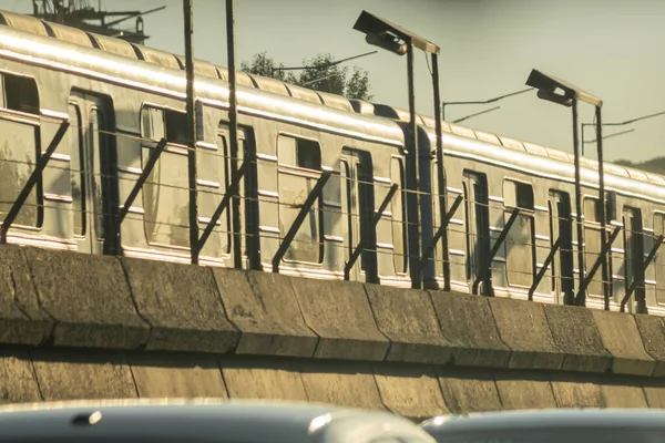Hot Αυτοκινητόδρομο Τρένο Του Μετρό Και Αυτοκίνητα Μια Ηλιόλουστη Μέρα — Φωτογραφία Αρχείου