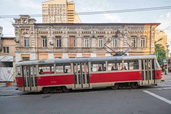 Die Alte Rote Tatra Straßenbahn Fährt Der Stadt Vor Dem — Stockfoto