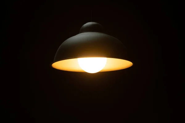 Теплый Оранжевый Светодиодная Лампа Потолке Темном Фоне Центре Рамки Вид — стоковое фото