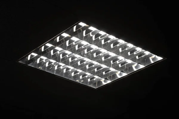 Флуоресцентные Лампы Квадратном Абажуре Темной Комнате — стоковое фото