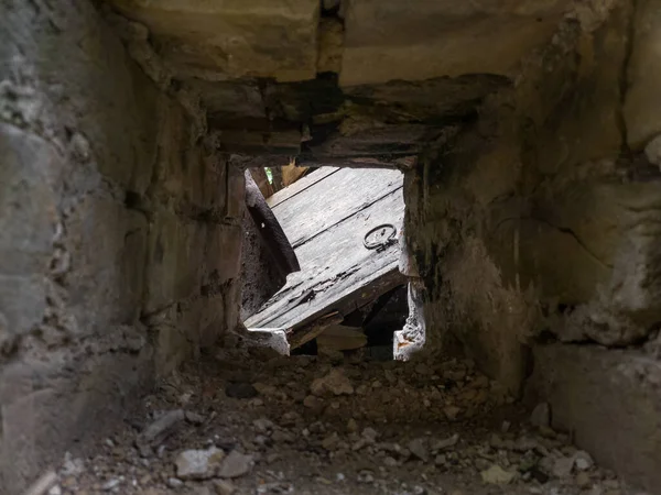 古い廃屋の古い木造のドアの換気穴からの眺め廃墟の家 — ストック写真