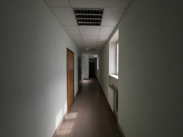 Boş Karanlık Ofis Koridoru Pencerelerle Aydınlatıldı — Stok fotoğraf