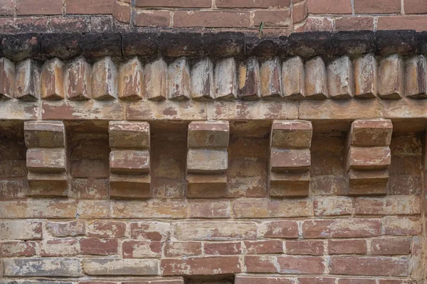 Антаблемент Фасаде Старого Заброшенного Кирпичного Таунхауса Xix Века — стоковое фото