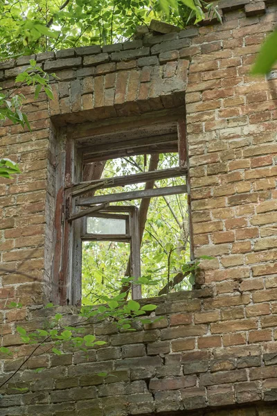 放棄された 19世紀の荒廃したレンガ造りの建物のファサードの壊れた窓 — ストック写真