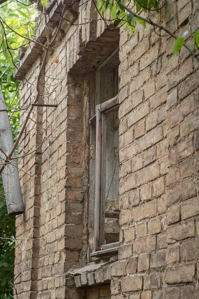 Ventana Rota Fachada Edificio Ladrillo Abandonado Ruinas Del Siglo Xix —  Fotos de Stock