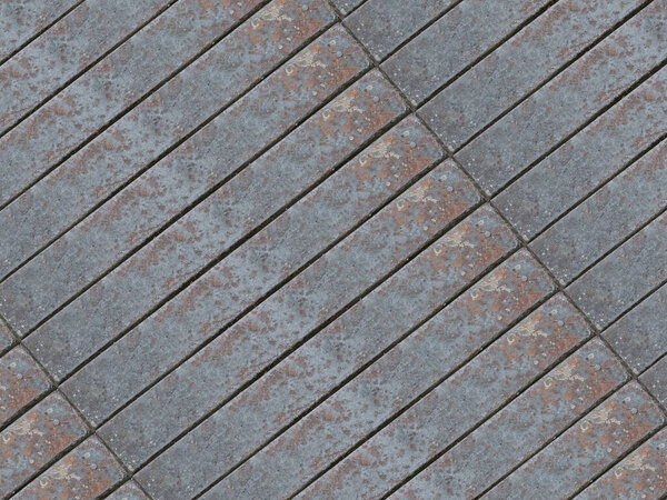 Покрытие выполнено из продолговатых металлических пластин, расположенных по диагонали.