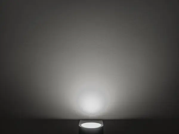Światło Reflektorów Białej Ścianie Ciemnym Pokoju Jest Poniżej — Zdjęcie stockowe
