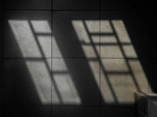 Schatten Aus Vergitterten Fenstern Auf Dem Boden Einem Dunklen Raum — Stockfoto