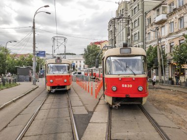 Podil 'deki sözleşme meydanında eski kırmızı Tatra T3 tramvayı. Kyiv, Ukrayna - 26 Haziran 2023.