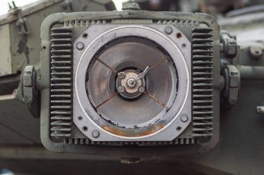 Yok edilmiş Rus tankı T-90 'da kızılötesi ışık yayıcısı Shtora-1. Kyiv, Ukrayna - 24 Ağustos 2023