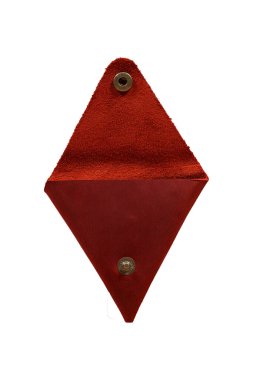 Beyaz arka planda izole edilmiş bronz donanımlı kırmızı üçgen ev yapımı hakiki deri para kutusu açıktır.