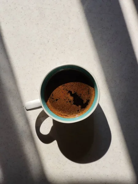 Stråle Morgonsol Kopp Kaffe Ett Vitt Köksbord Ovanifrån — Stockfoto