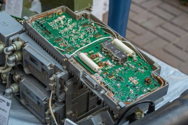 Rus askeri teçhizatının elektrik devre kartı, yakın plan. Kyiv, Ukrayna - 24 Ağustos 2023