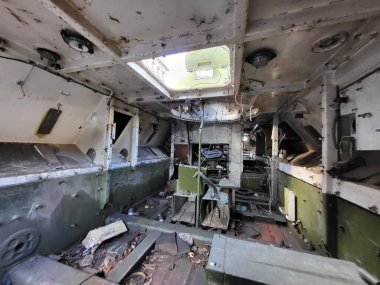 İçinde Rus zırhlı personel taşıyıcısı yok edildi. Kyiv, Ukrayna - 24 Ağustos 2023