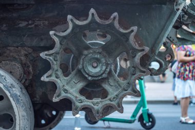 Yok edilmiş bir tankın üzerinde bir tekerlek..