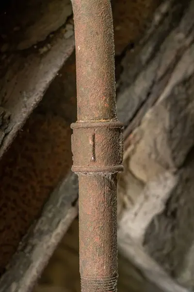 Terk edilmiş eski paslı boru, yakın plan..