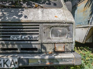 Eski bir Sovyet hava kuvvetleri aracının farı, yakın plan. Pereyaslav, Kyiv bölgesi, Ukrayna - Ağustos 2023.