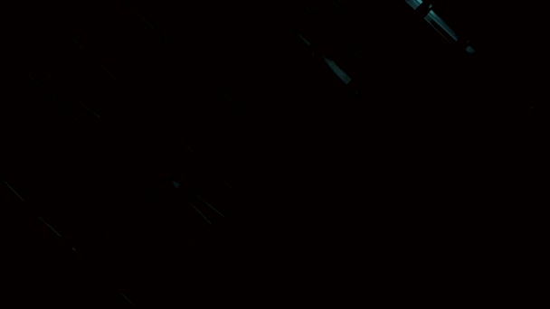 暗い部屋で蛍光ネオンピンクのランプをオンにする クローズアップ 対角合成 — ストック動画