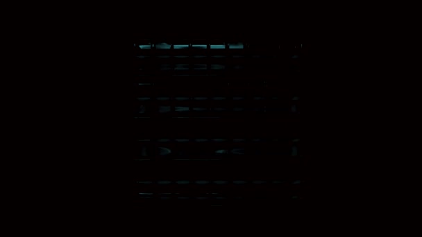 暗い部屋の正方形のランプシェードのシアン蛍光灯をオンにする — ストック動画